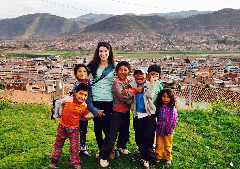 Lauren Braun with kids in Peru